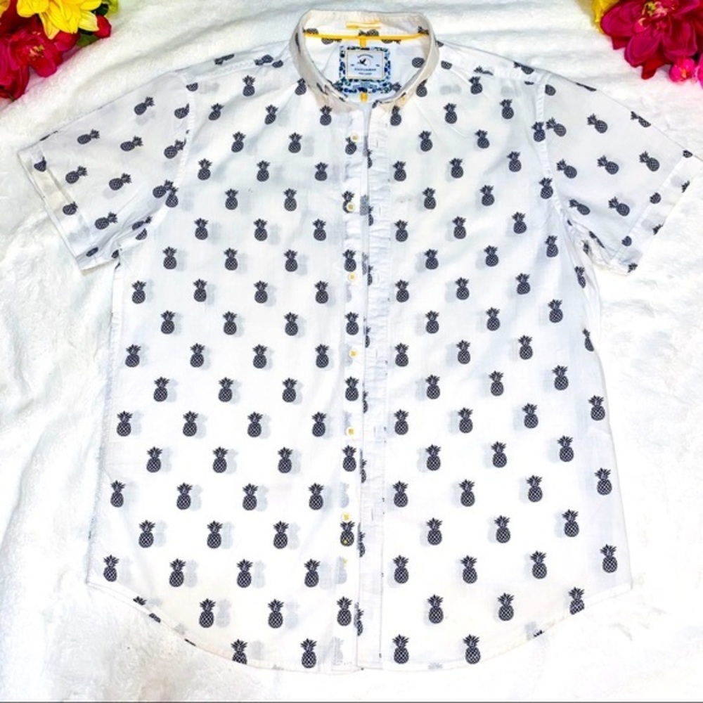 Slim fit button up 🍍